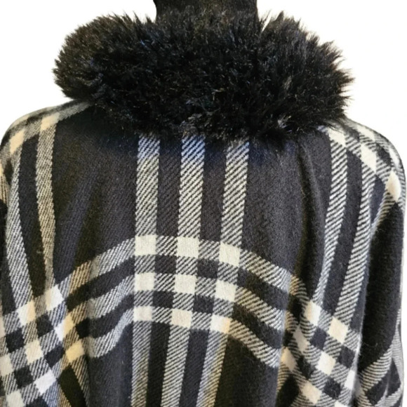 SIMONETTA Black White Plaid CAPE WRAP RUANA with BLACK FAUX FUR TRIM OS - Picture 5 of 9